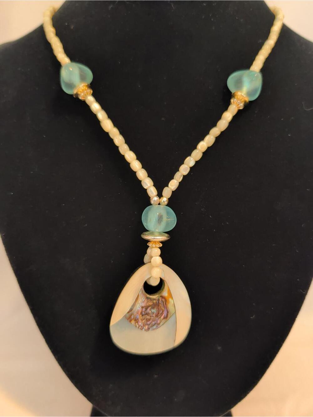 Vintage Hawaiian Mother of Pearl / Abalone Necklace Pendant Shell Beading